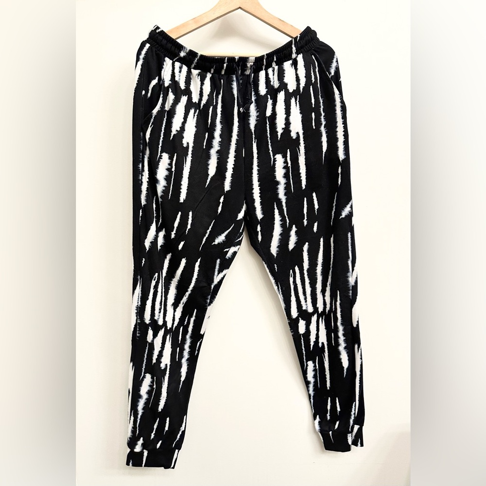 XL black and white tie die joggers with pockets